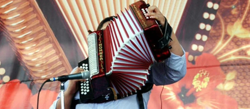 Acordeonero compitiendo en la edición 59 del festival aprovechando los días cívicos en Valledupar.