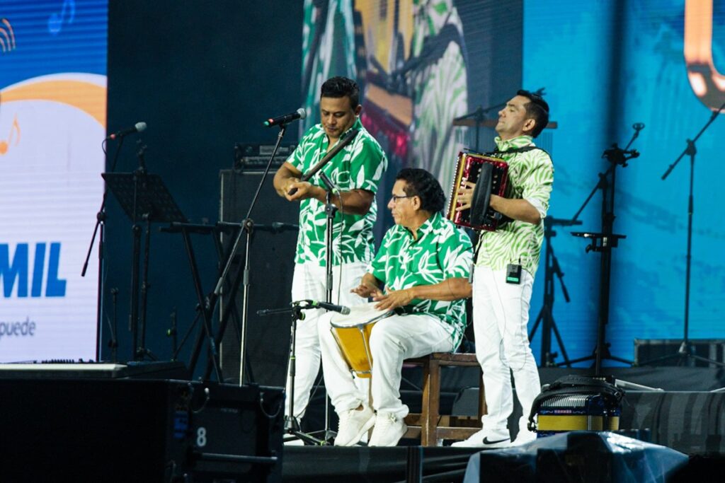 Agrupación de música tradicional compitiendo en el Festival Vallenato 2026 en Valledupar.