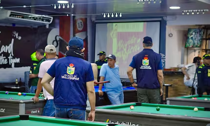 Funcionarios de la Alcaldía de Valledupar supervisando establecimientos nocturnos bajo las nuevas medidas de seguridad y horarios Festival Vallenato 2026.