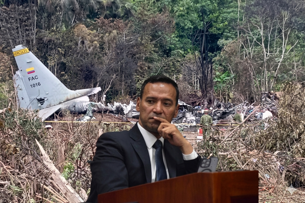 Funcionario analiza la escena del accidente del avión Hércules FAC 1016 en Putumayo.
