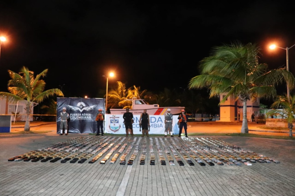 Vista general de las 1,6 toneladas de cocaína en San Andrés dispuestas sobre el pavimento tras el operativo conjunto de las autoridades.