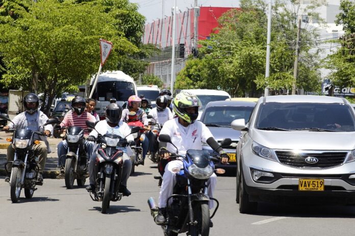 Flujo de motociclistas en una avenida principal de Valledupar antes de entrar en vigencia la restricción de motocicletas por el Festival Vallenato 2026.