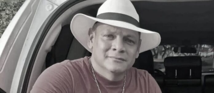 Retrato en blanco y negro de Deivis Estrada, conocido como 'Mono Estrada', presunta víctima de homicidio en el barrio La Granja de Valledupar tras un intento de atraco.