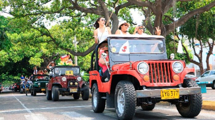 Desfile de Jeep Willys Parranderos recorriendo las calles de Valledupar durante el Festival de la Leyenda Vallenata 2026.