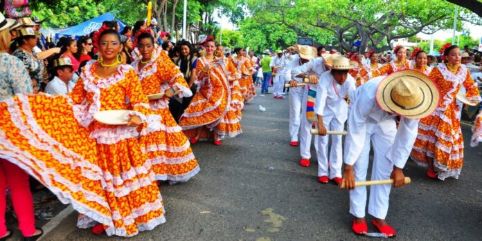 Colorido Desfile de Piloneras durante el Festival de la Leyenda Vallenata en la Avenida Simón Bolívar de Valledupar.