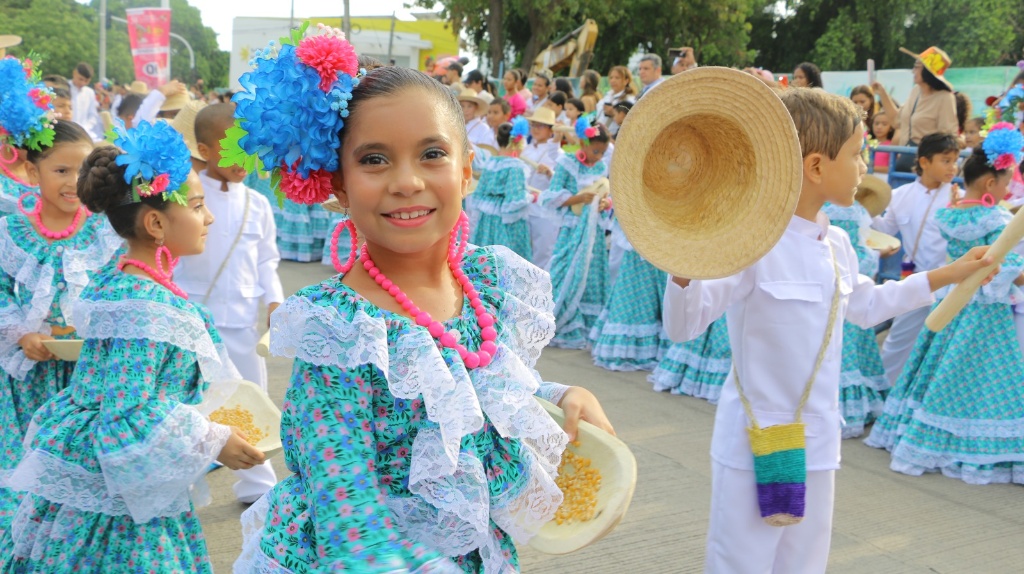 Niñas participando en el Desfile de Piloneras Infantil con vestidos tradicionales durante el Festival Vallenato.