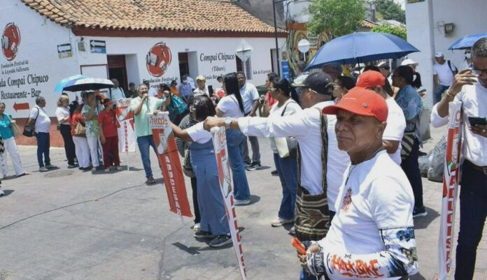 Paro de maestros en Valledupar: Docentes de Aducesar concentrados en la Plaza Alfonso López frente a Compai Chipuco durante la jornada de Fecode.
