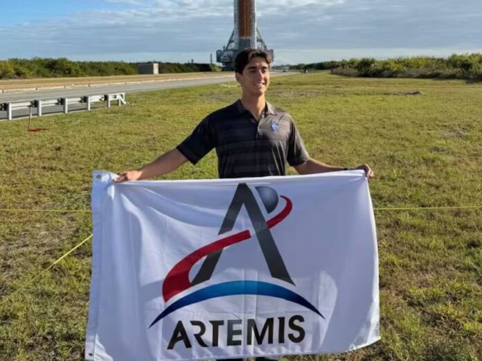 Dominick Schettini con bandera Artemis II en misión de la NASA