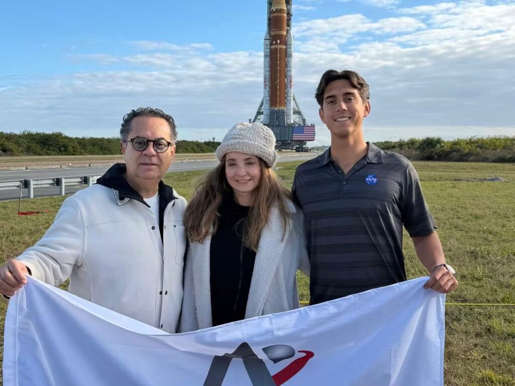 Dominick Schettini junto a su familia frente al cohete Artemis de la NASA