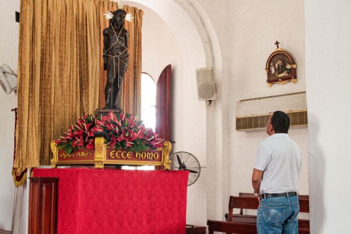 Devoto frente a la imagen del Ecce Homo en Valledupar durante Semana Santa