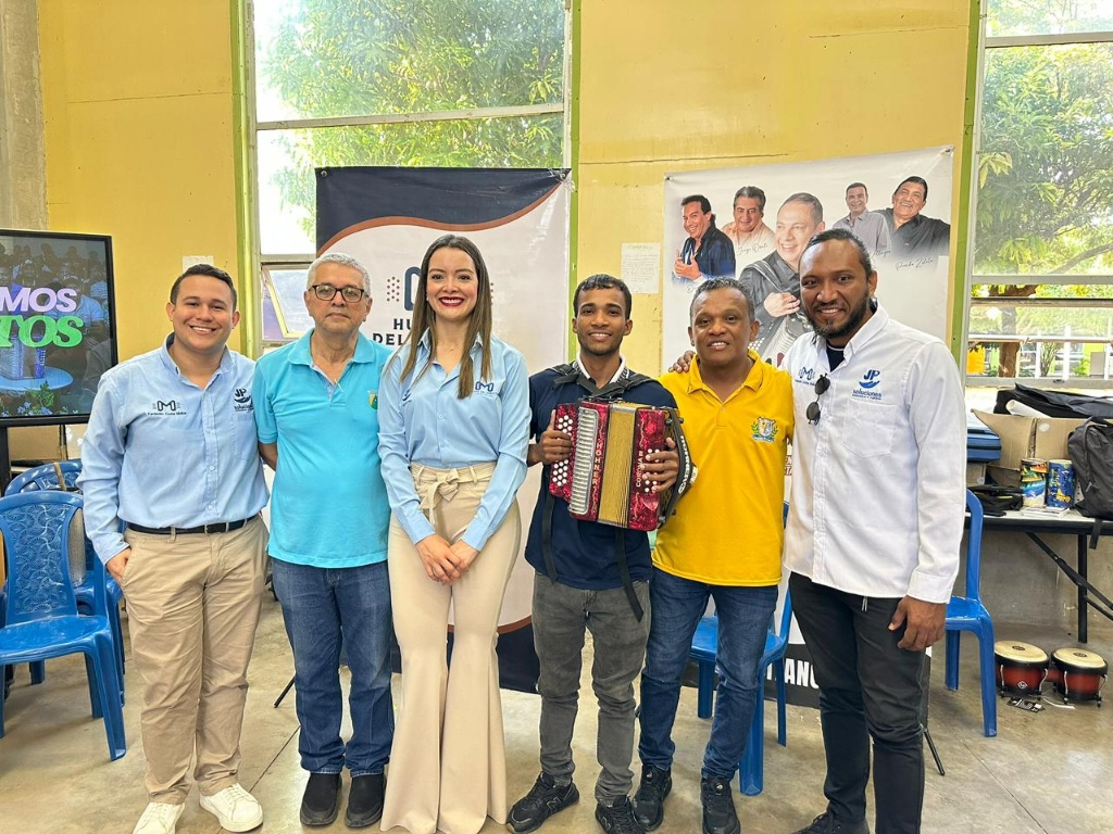 Directivos de la Fundación Cocha Molina y beneficiario con acordeón en la entrega de becas musicales.