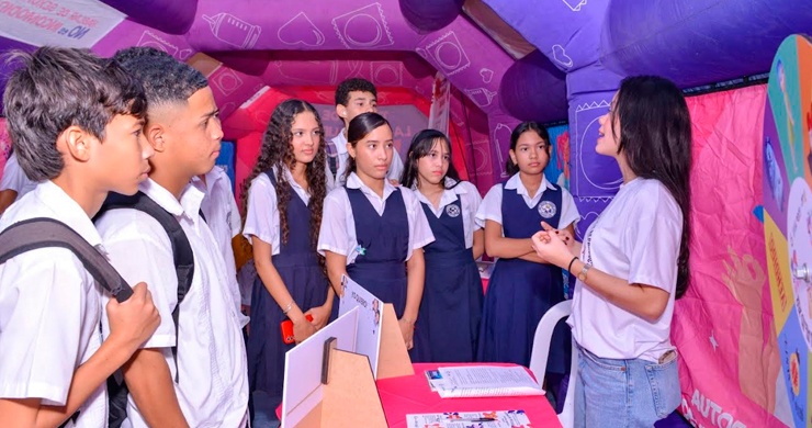 Grupo de estudiantes con uniforme escolar en Valledupar recibiendo orientación sobre prevención del embarazo adolescente en una jornada institucional.