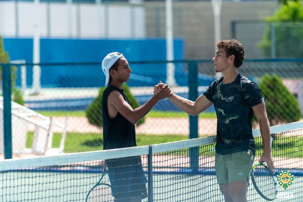 Jugadores juveniles saludándose en la red tras un partido de tenis en Valledupar avalado por la federación.
