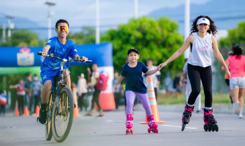 Familia vallenata disfrutando de las Vías Activas y Saludables en bicicleta y patines durante el Día de la Niñez.