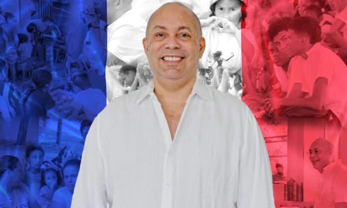 Composición fotográfica de Ernesto Orozco, alcalde de Valledupar, sonriendo en plano medio, con un fondo dividido en azul y rojo que muestra rostros de ciudadanos y familias de la comunidad apoyando su gestión.