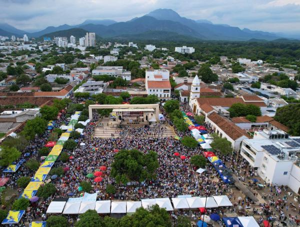 Vista aérea de la Plaza Alfonso López llena durante el Festival Vallenato en Valledupar