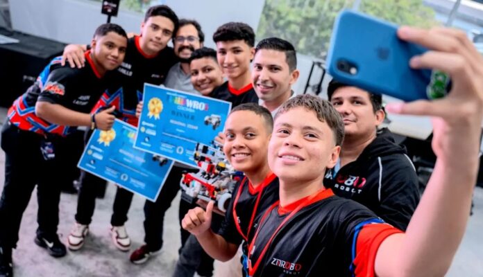 Ganadores de la WRO Regional Cesar 2026 sonriendo mientras se toman una selfie con su robot y certificados en Valledupar.