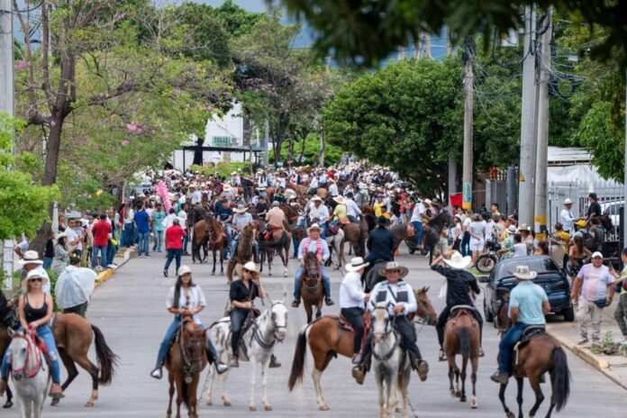 Gran Cabalgata multitudinaria del Festival de la Leyenda Vallenata por las calles de Valledupar con cientos de jinetes.