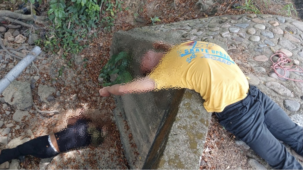 Homicidios en Pelaya: Cuerpos de dos víctimas, una con camiseta amarilla y otra con negra, hallados cerca de un puente.