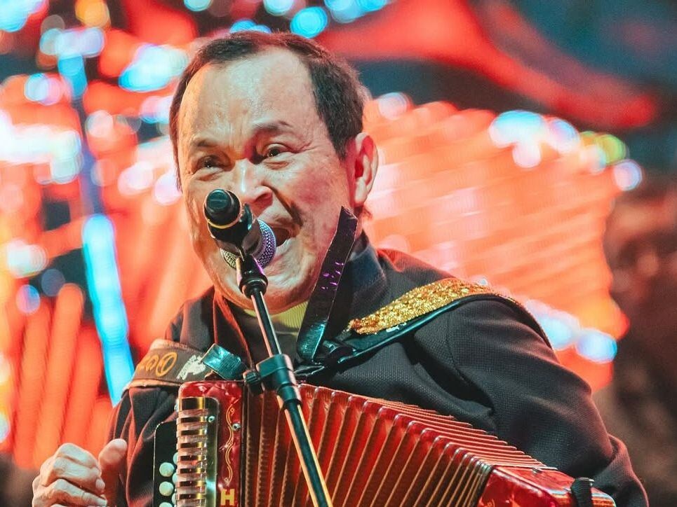 Homenaje a Alfredo Gutiérrez con acordeón celebrando 83 años y su legado como Trirey Vallenato.