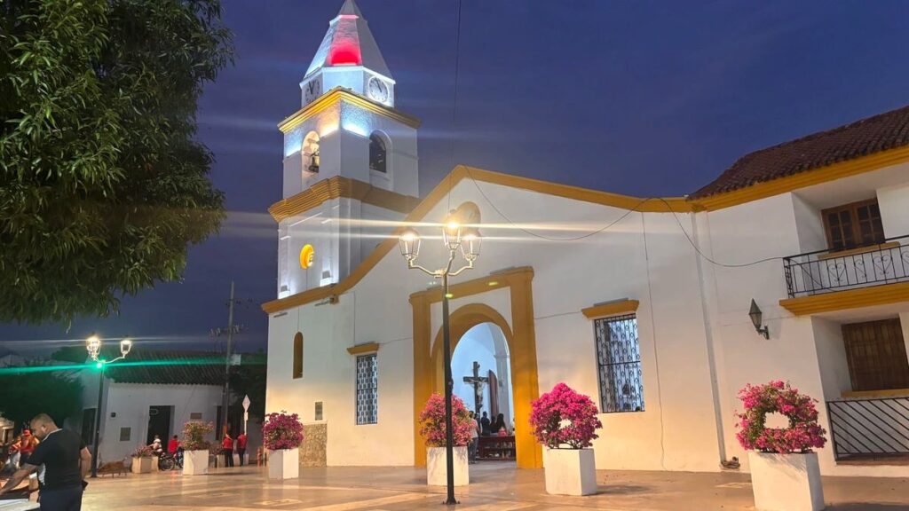 Fachada de la Iglesia de la Inmaculada Concepción en Valledupar iluminada de noche para la visita a los monumentos de Jueves Santo.