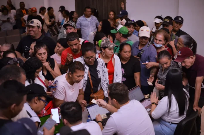 Decenas de ciudadanos esperando en fila durante la jornada para conocer historias de pagodiario Valledupar y buscar soluciones financieras.