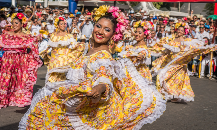 Comparsas bailando tradición durante el Desfile de piloneras en el Festival Vallenato 2026 por la carrera Novena.