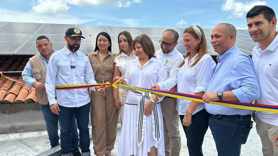 Inauguración Paneles Solares Valledupar: Grupo de personas, incluyendo funcionarios, corta cinta frente a paneles solares en el Hospital Rosario Pumarejo de López.