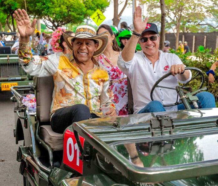 El acordeonero Israel Romero Festival Vallenato y Rodolfo Molina Araújo saludando desde un Jeep Willys durante el desfile inaugural en Valledupar.