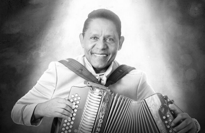 Retrato oficial de Israel Romero, acordeonero del Binomio de Oro y figura central del Festival Vallenato