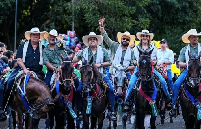 Caballistas participando en la Gran Cabalgata Valledupar 2026 por las calles de la ciudad durante el Festival Vallenato.