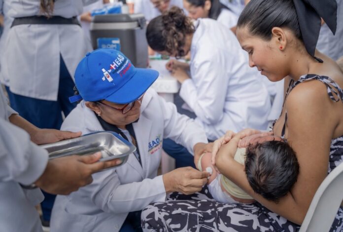 Personal médico vacunando a un bebé durante el Festival de la Salud 2026 en el barrio Casimiro Maestre de Valledupar.