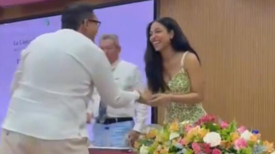 uliana Guerrero, delegada del presidente Petro, en la mesa principal de la posesión del rector de la UPC.