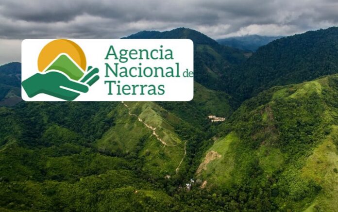 Logo oficial de la Agencia Nacional de Tierras en el Cesar sobre una vista aérea de terrenos montañosos destinados a la reforma agraria.
