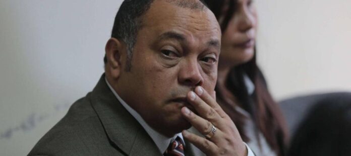 Luis Alfonso Colmenares, padre de Luis Andrés Colmenares, habla ante medios de comunicación esperando el fallo de la Corte Suprema.