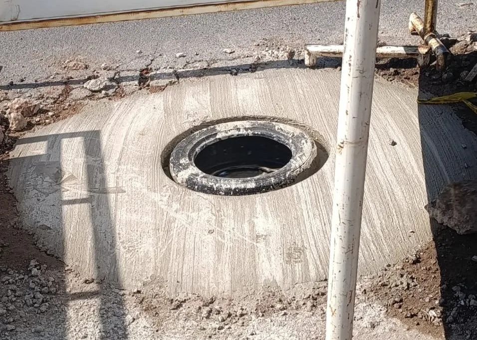 Primer plano de la alcantarilla (manhole) sin tapa en la que cayó la víctima del accidente en La Paz Cesar.