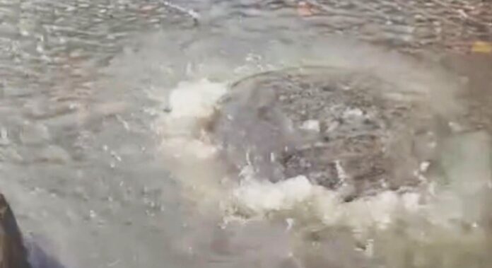 Detalle de un manjol rebosado en Valledupar, mostrando el flujo de aguas negras contaminando la vía pública en el sector afectado.