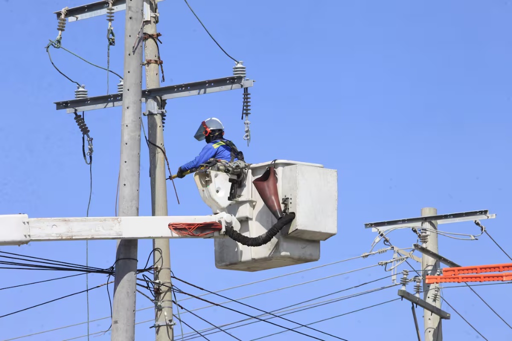 Técnico de la empresa operando en una red eléctrica de alta tensión, previniendo futuros cortes de luz en el Cesar.
