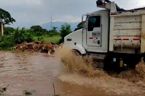 Volqueta de la obra de la doble calzada transitando por vía inundada bajo gestión de la Alcaldía de Valledupar.