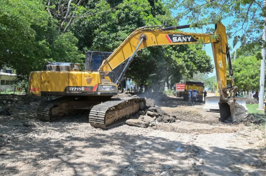 Maquinaria pesada realizando trabajos de pavimentación vía a La Mesa en el sector de Don Alberto, Valledupar.