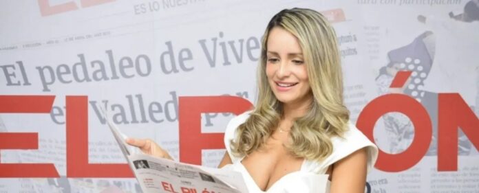 La artista Margarita Doria Festival Vallenato leyendo la prensa regional tras su emotiva intervención en el concurso La Voz Infantil.