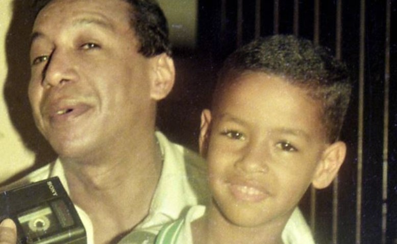 Martín Elías de niño junto a su padre Diomedes Díaz y una grabadora.