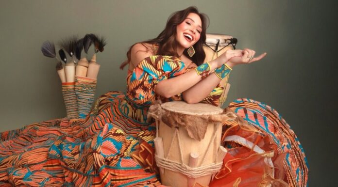 Michelle Char Fernández, Reina del Carnaval de Barranquilla 2026, posando con tambores tradicionales previo a su participación en el Desfile de Piloneras en Valledupar.