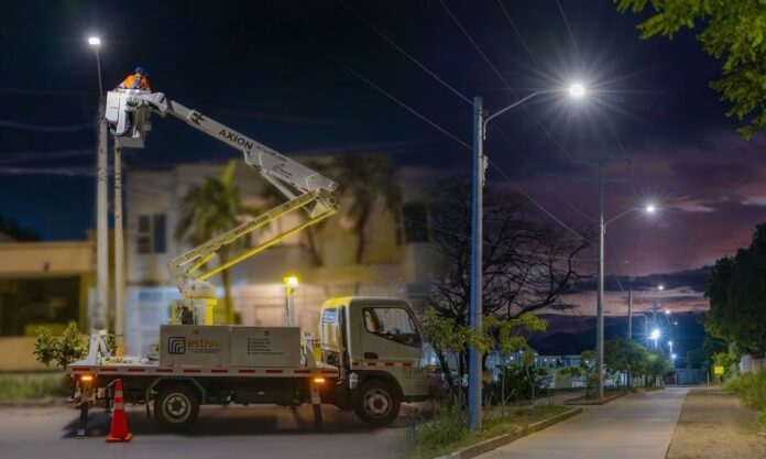 Montaje fotográfico de la modernización del alumbrado público Valledupar, mostrando instalación de luces LED y el resultado final en calles residenciales.