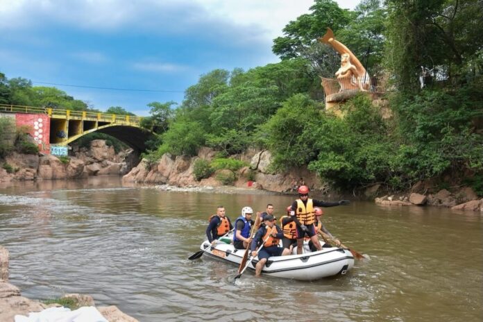 Organismos de socorro realizando monitoreo preventivo en el Río Guatapurí Festival Vallenato ante el riesgo de crecientes súbitas.