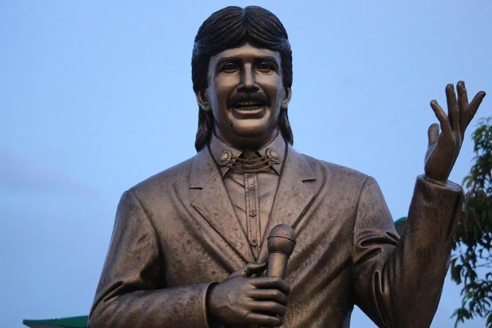 Estatua de Rafael Orozco en Becerril, lugar del homenaje del Festival Vallenato