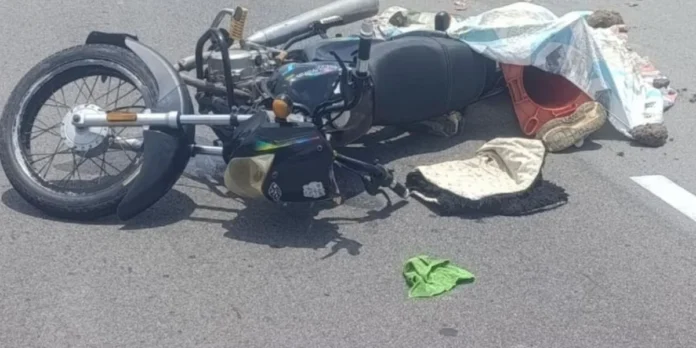 Accidente en la vía a Bosconia: Motocicleta negra de Yamith Peñate Pérez tirada en el asfalto tras chocar contra un cono y ser arrollado por un camión.