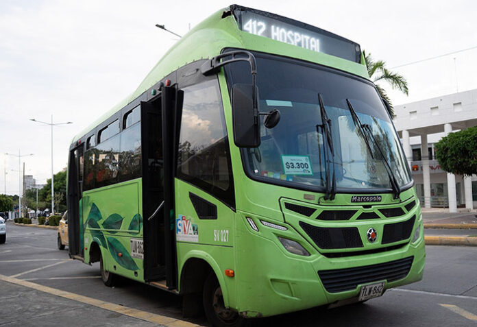 Bus del SIVA Valledupar con ruta al hospital, rodeado de ciudadanos con trajes típicos y folclor durante el Festival Vallenato.