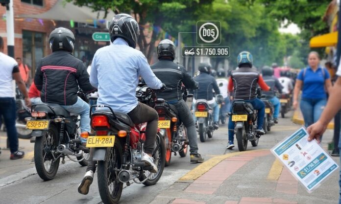 Congestión de motociclistas en Valledupar e infografía sobre la multa por transitar en andenes (Infracción D05).