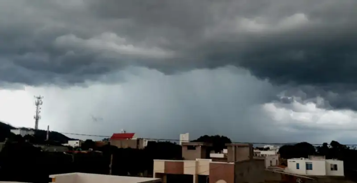 Cielo oscuro y nublado previo a lluvias en el Cesar